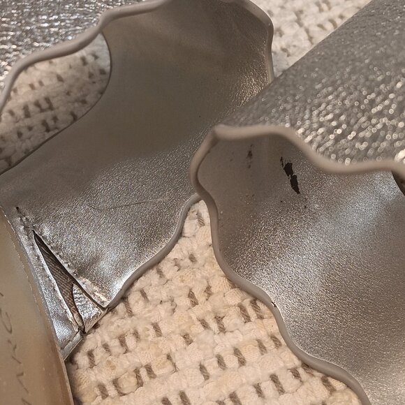 Marc Fisher 'Veva' women's silver metallic scallop edge thong sandals sz 10 M - Picture 9 of 13